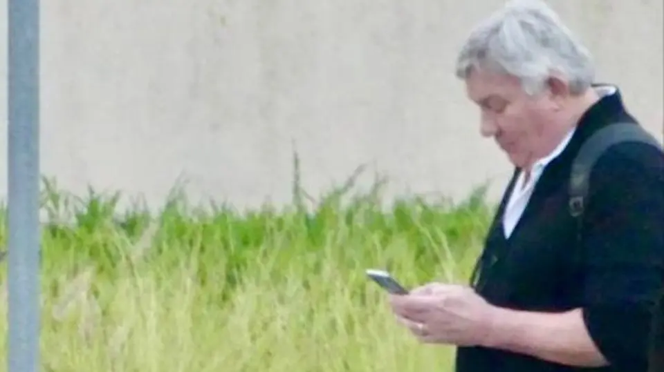 Wouter, con un teléfono, durante su última fuga. ADP