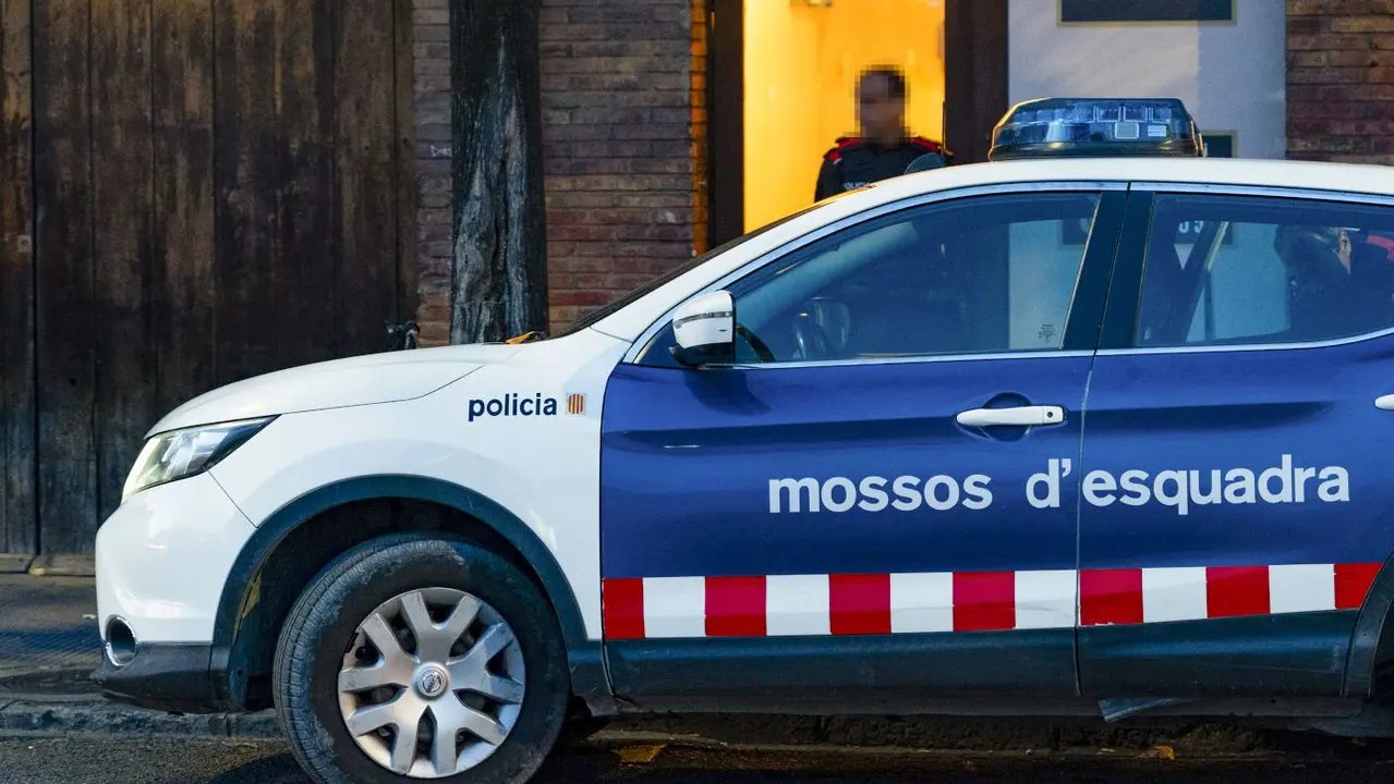Los mossos, en el lugar donde se produjo el suceso. SIU WU (Efe)