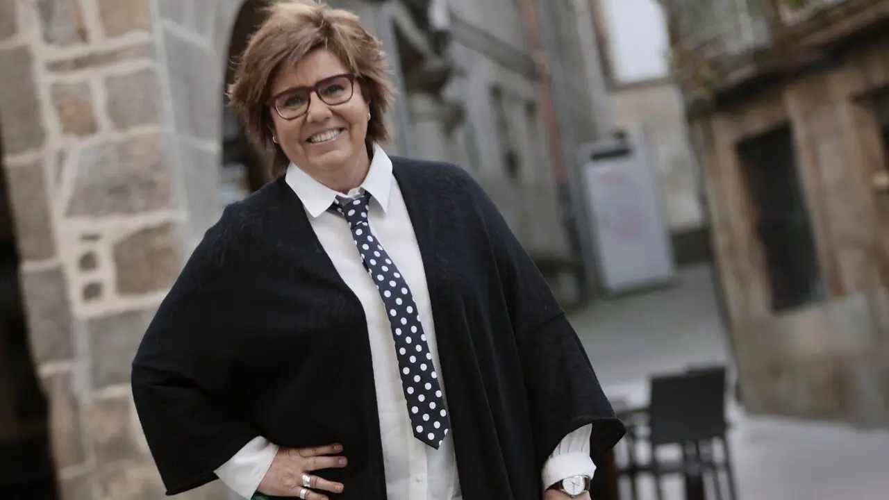 María Escario en el exterior del Teatro Principal de Pontevedra. RAFA FARIÑA