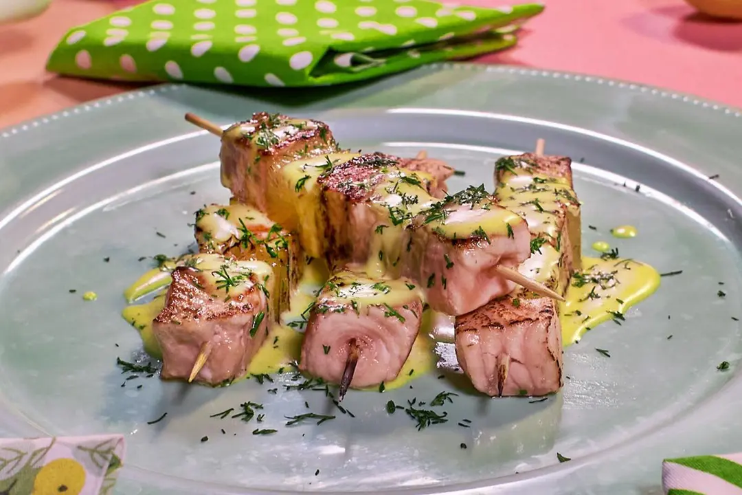 Brochetasdesalmnysalsaholandesactrica