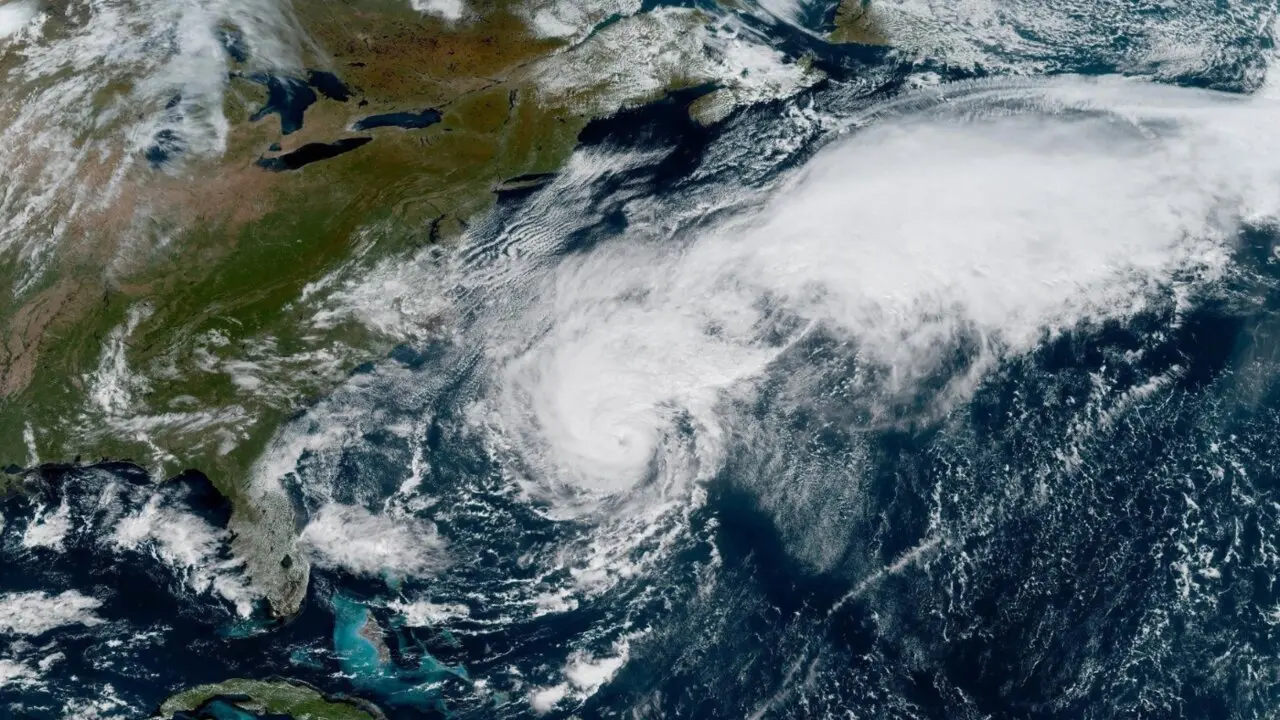 Fotografía satelital donde se muestra la localización del huracán Imelda frente a las costas estadounidenses este miércoles. EFE