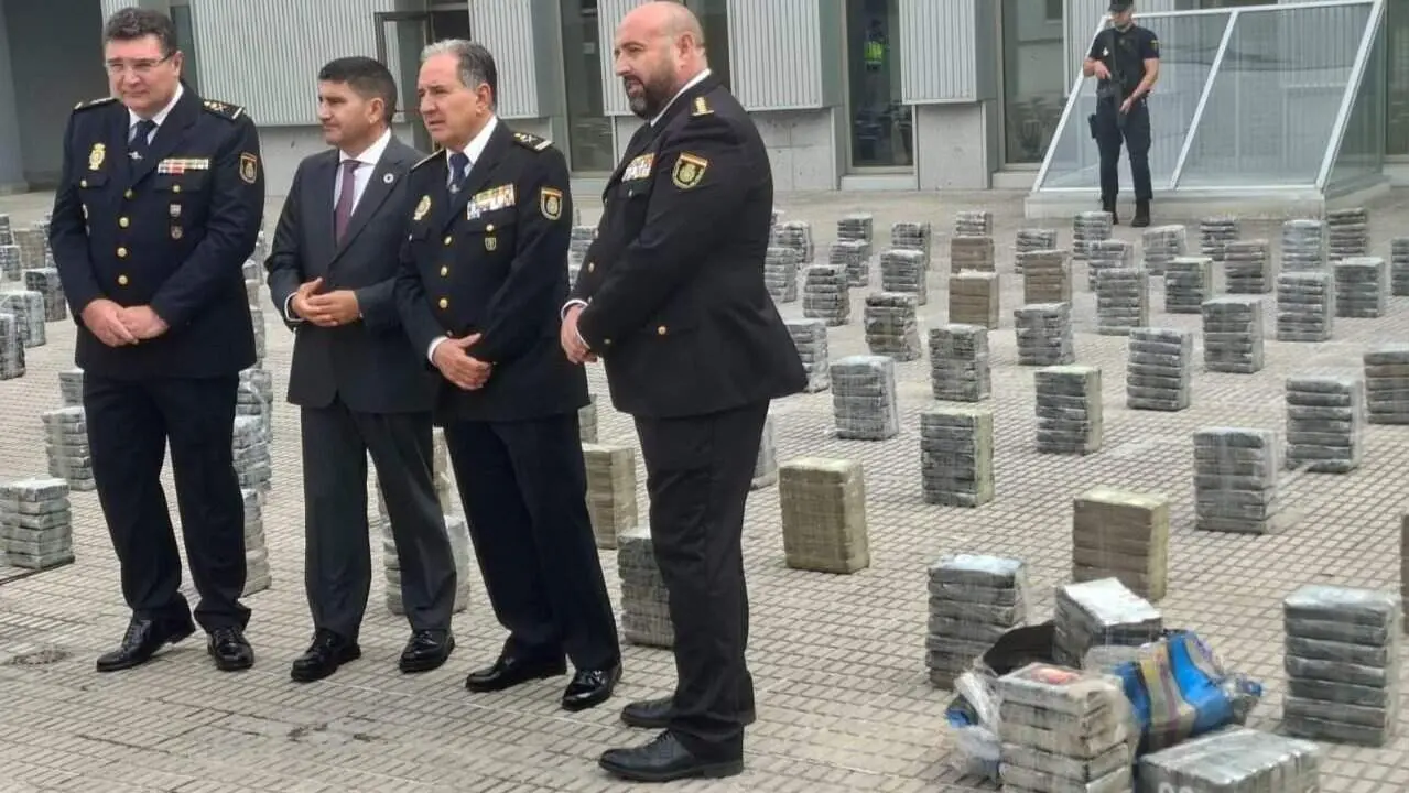 Presentación del alijo de A Pobra con Antonio Duarte (d), jefe de la Udyco Central. DP