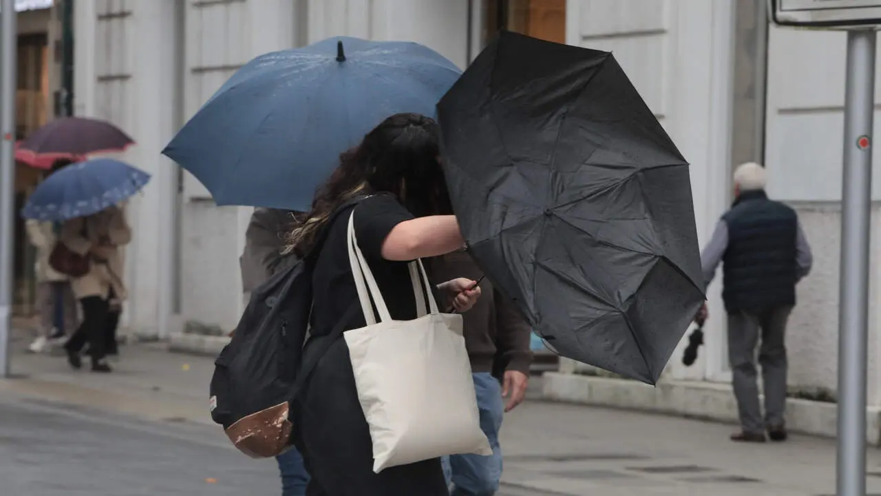 'Lucha' contra la lluvia y un paraguas en Pontevedra. JAVIER CERVERA-MERCADILLO