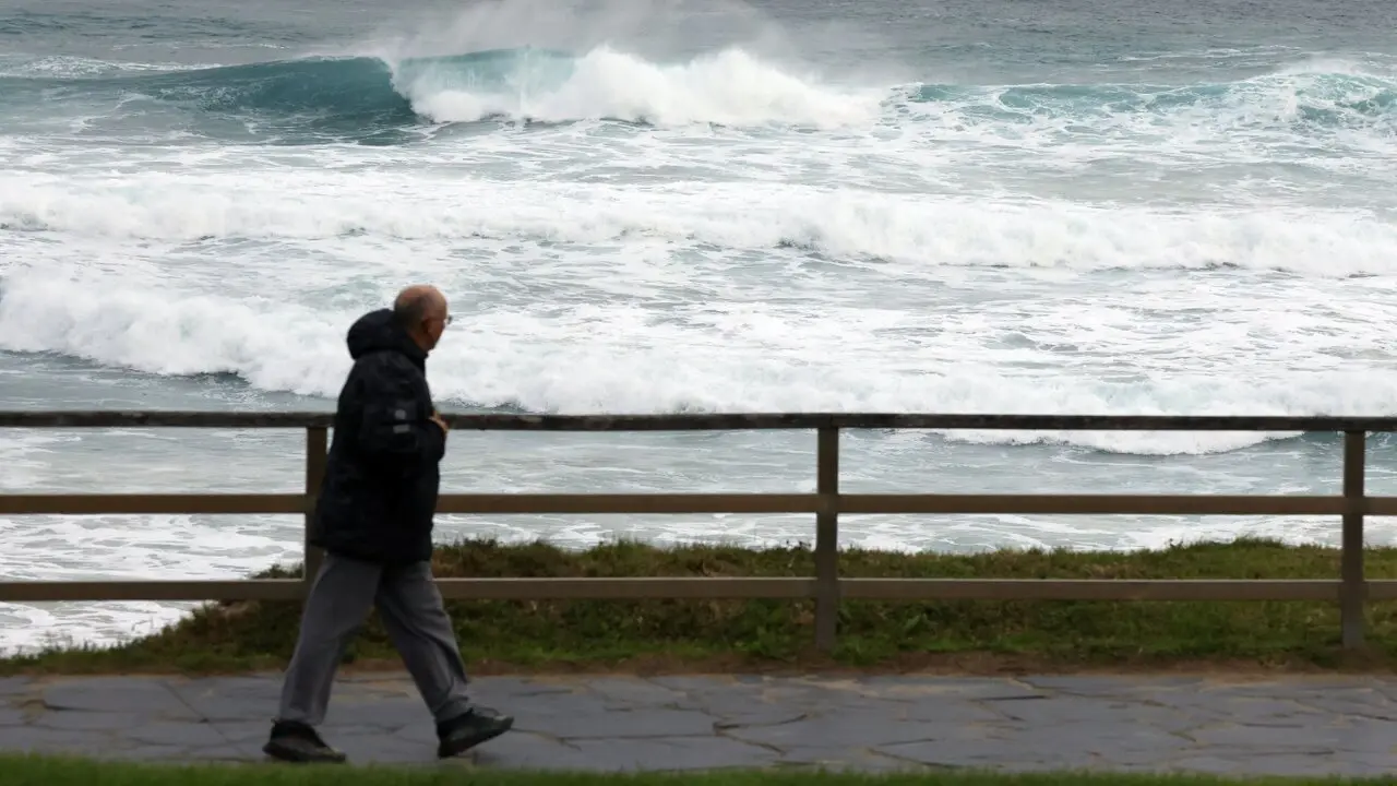 Fuerte oleaje durante la borrasca Claudia en Valdoviño (A Coruña). EFE