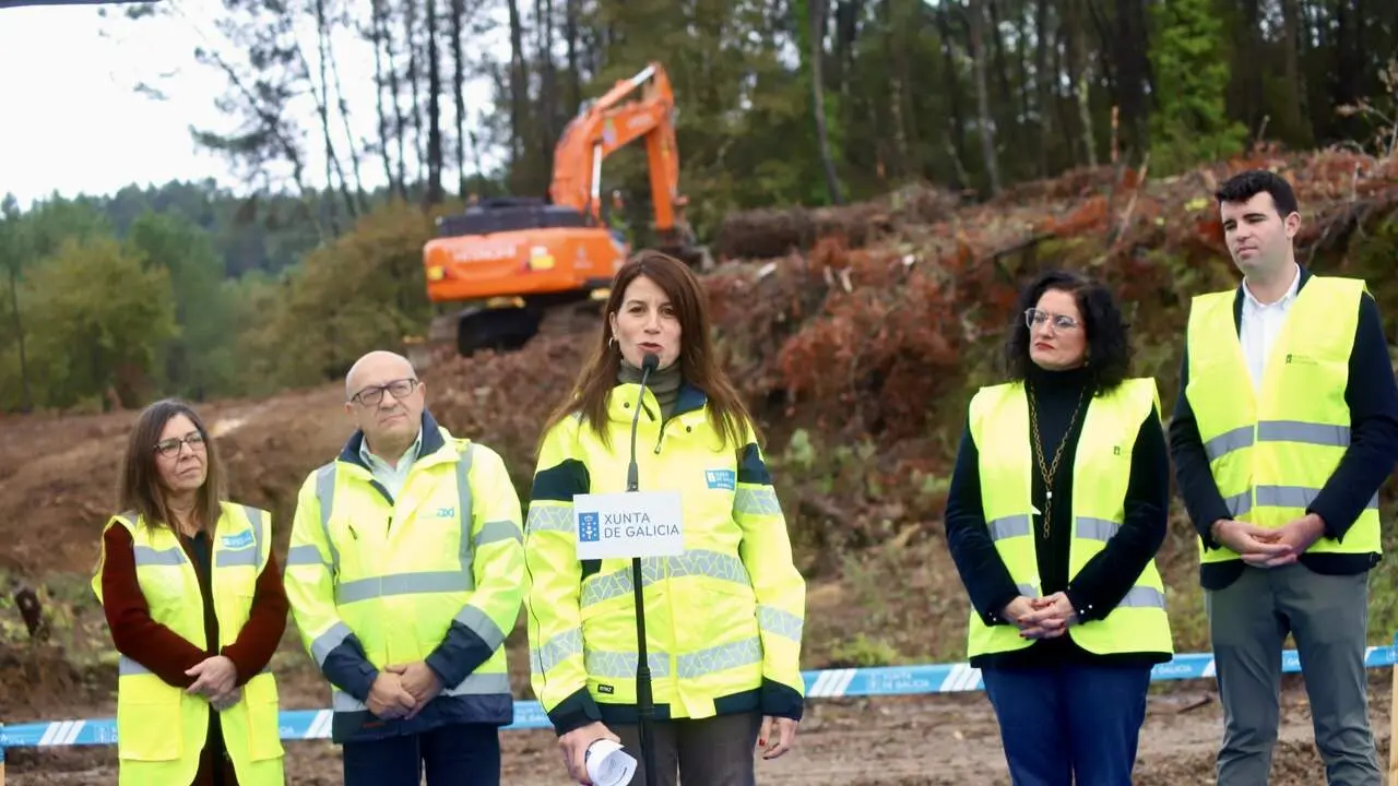 La conselleira María Martínez Allegue visitó este jueves las obras de la AG-59.PATRICIA FIGUEIRAS