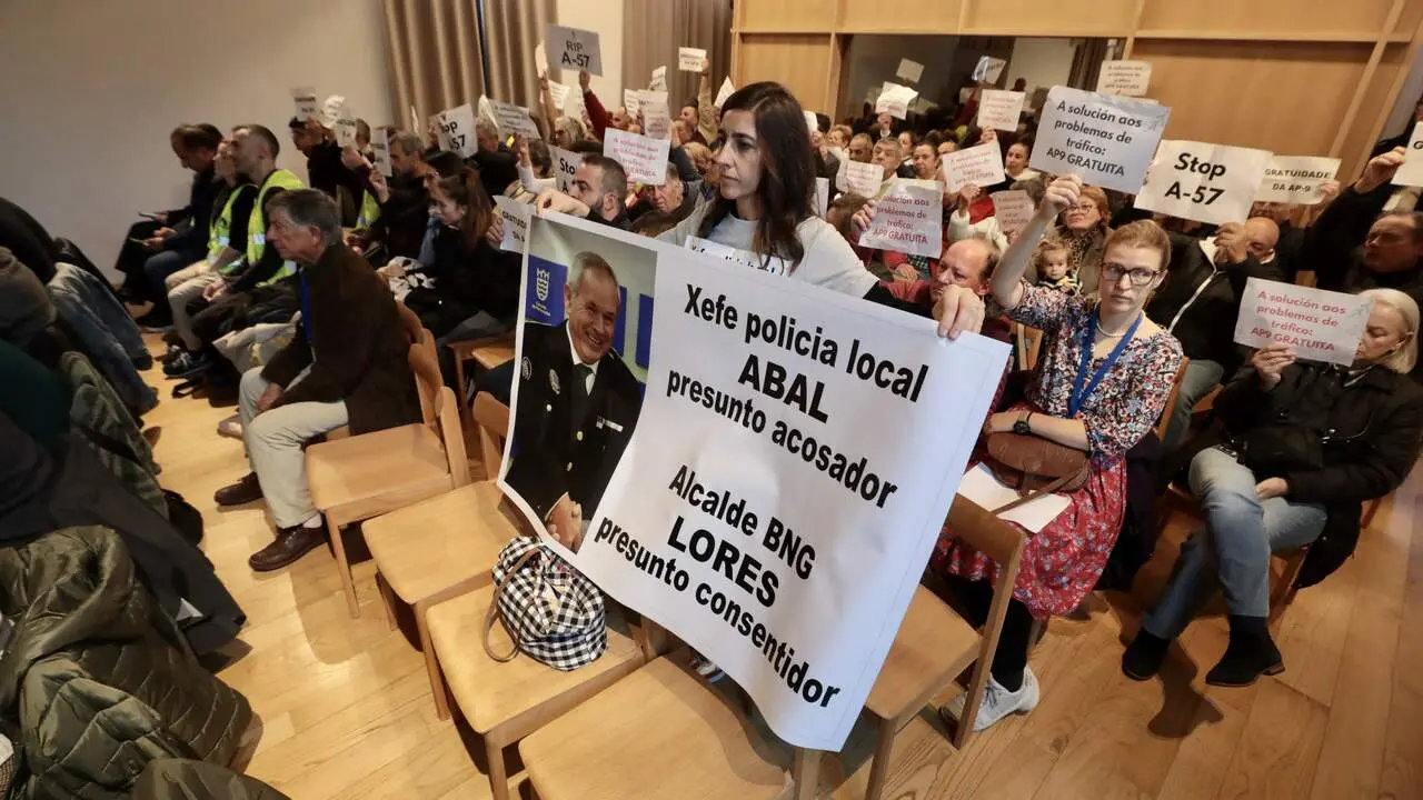 La oficial Silvia Nogueira denunció este lunes su caso en el Pleno municipal con una pancarta. JAVIER CERVERA-MERCADILLO