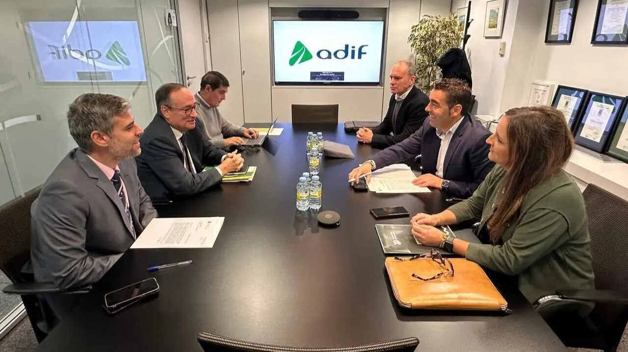 Imagen de la reunión mantenida en la mañana de este martes en Madrid, entre la Diputación y los técnicos de Adif. DP