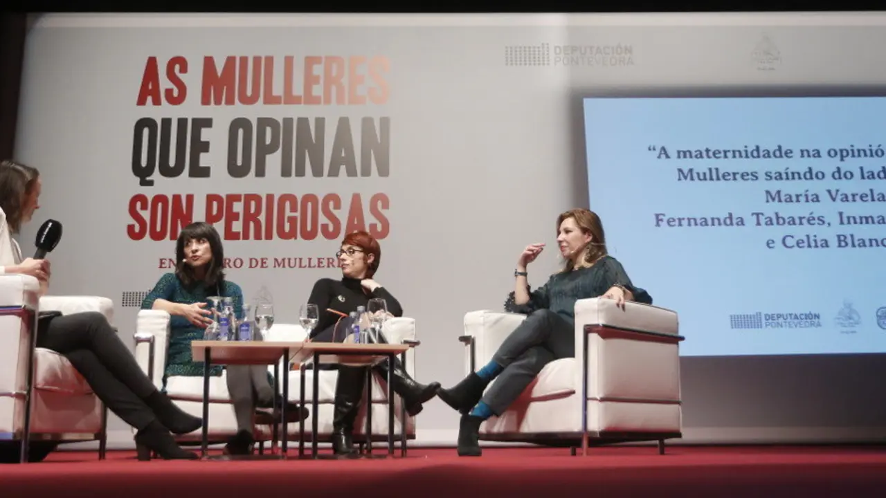 Mesa redonda sobre maternidad en el encuentro de mujeres columnistas. JAVIER CERVERA-MERCADILLO - Portada
