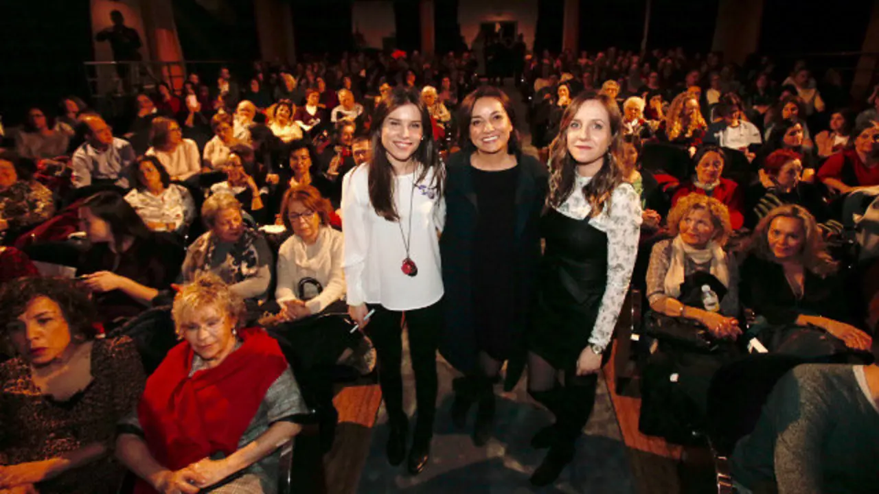 Pepa Bueno, acompañada de Diana López y Susana Pedreira, este viernes, con el público del Teatro Principal al fondo. GONZALO GARCÍA