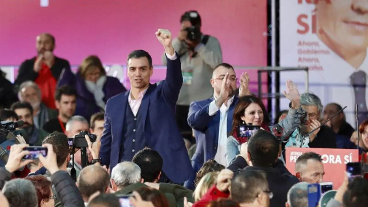 Pedro Sánchez, junto a Adrián Barbón y Adriana Lastra en un acto en Gijón. J.L. CEREIJIDO