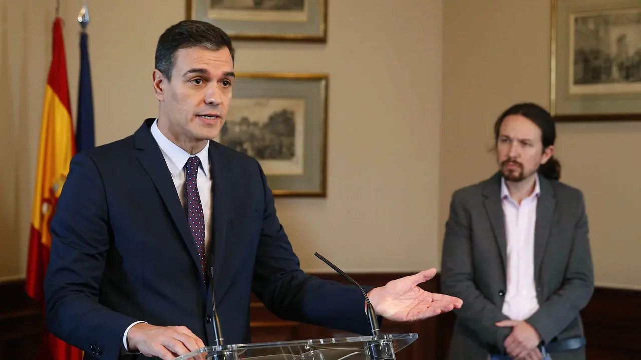 Pedro Sánchez, en la firma del preacuerdo con el líder de Unidas Podemos, Pablo Iglesias. PACO CAMPOS EFE