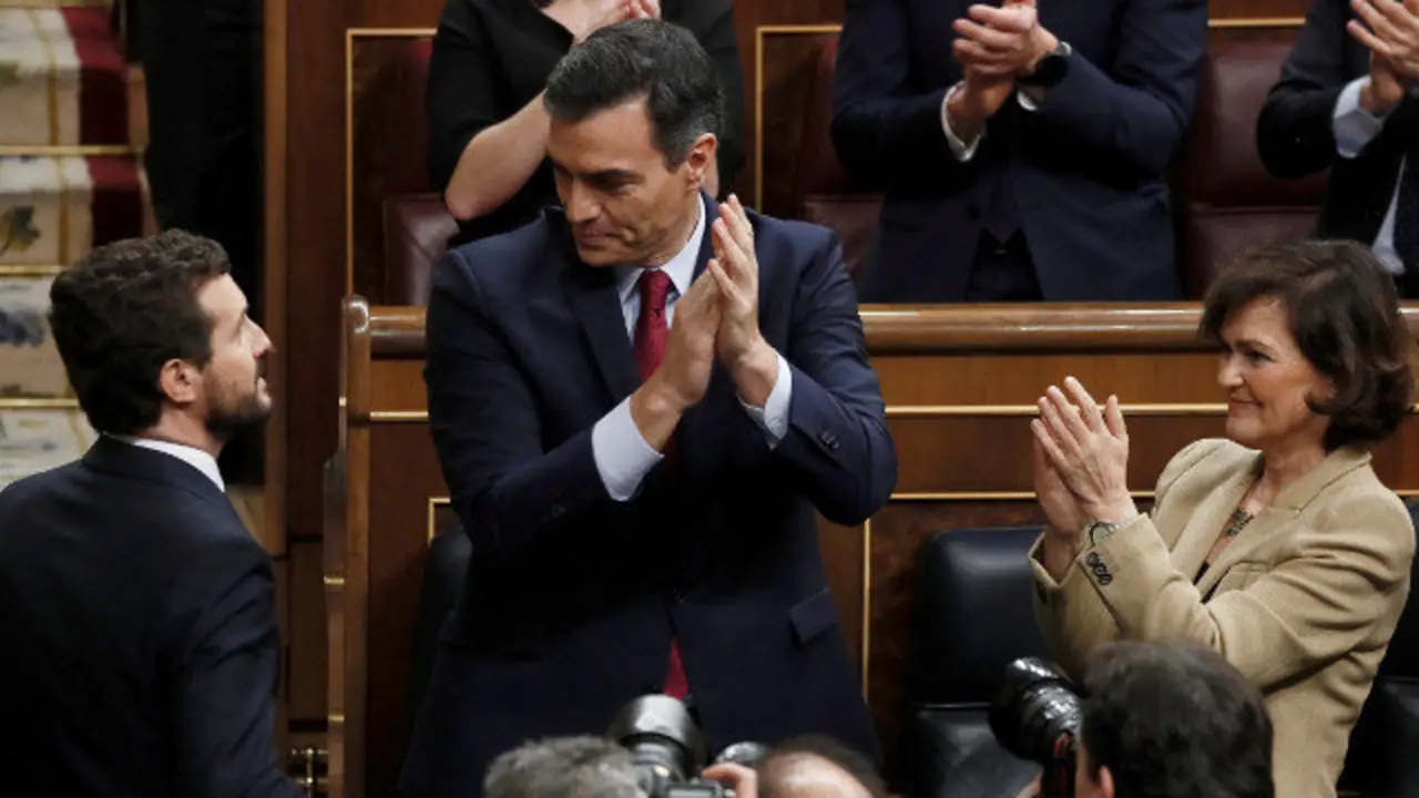 Sánchez conversa con Casado. MARISCAL (EFE)