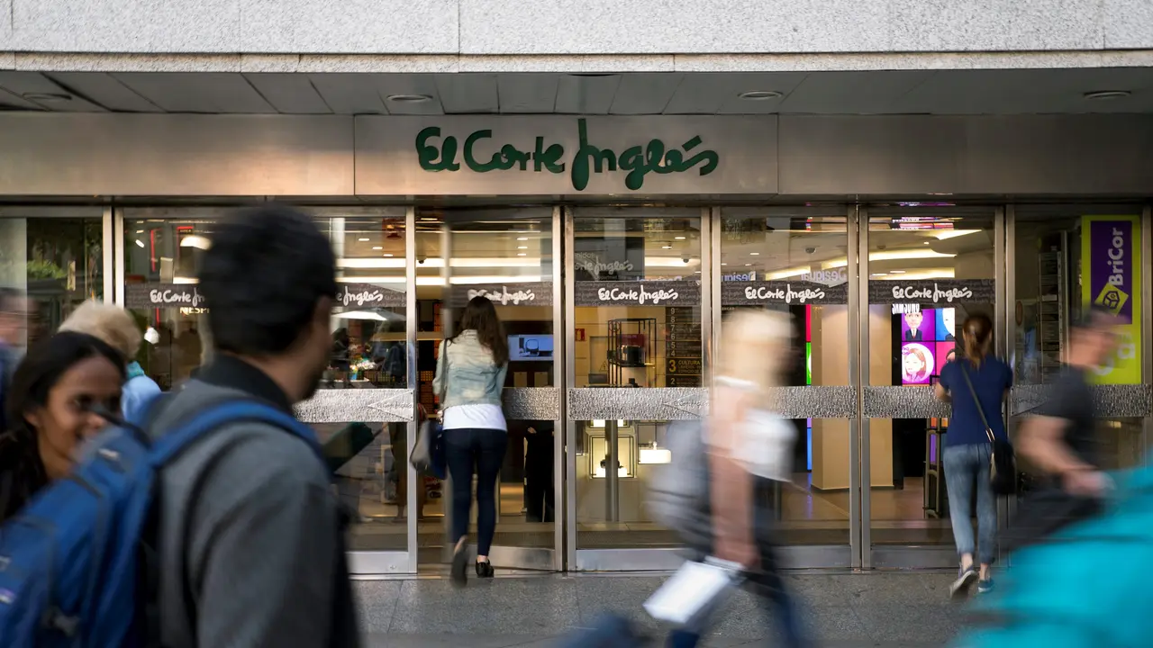 Entrada de un centro de El Corte Inglés. LUCA PIERGIOVANNI (EFE)