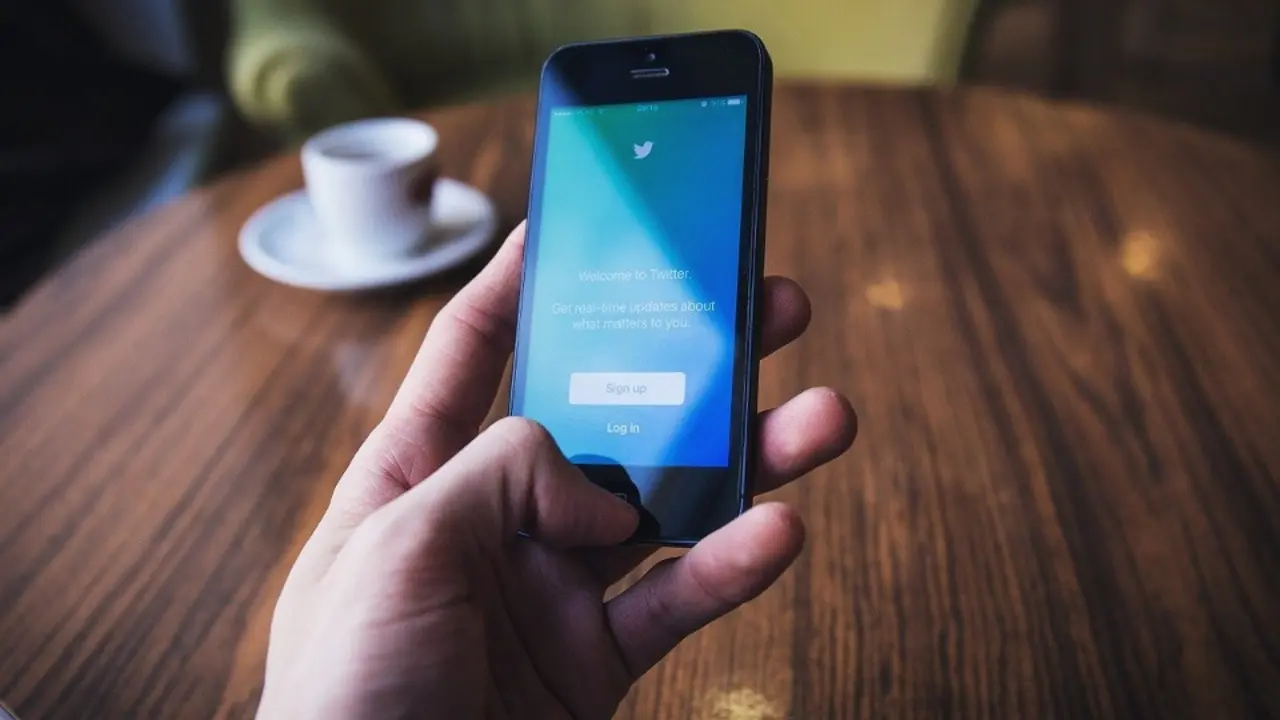 Una persona intenta entrar en su cuenta de Twitter. EUROPA PRESS