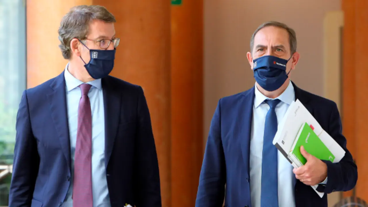 Alberto Núñez Feijóo acompaña ao conselleiro de Facenda, Valeriano Martínez, que presentou este xoves o teito de gasto da comunidade galega para os próximos orzamentos autonómicos. XOÁN REY (EFE)