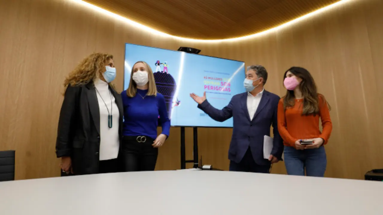 Carmela Silva, Susana Pedreira, Miguel Anxo Fernández Lores e Diana López Varela na presentación do libro 'As mulleres que opinan son perigosas'. JAVIER CERVERA-MERCADILLO