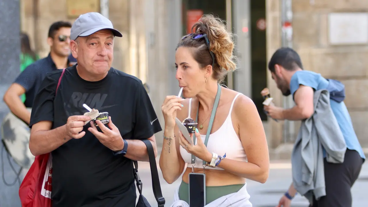 La gente intenta sobrellevar el calor con helados. RAFA FARIÑA