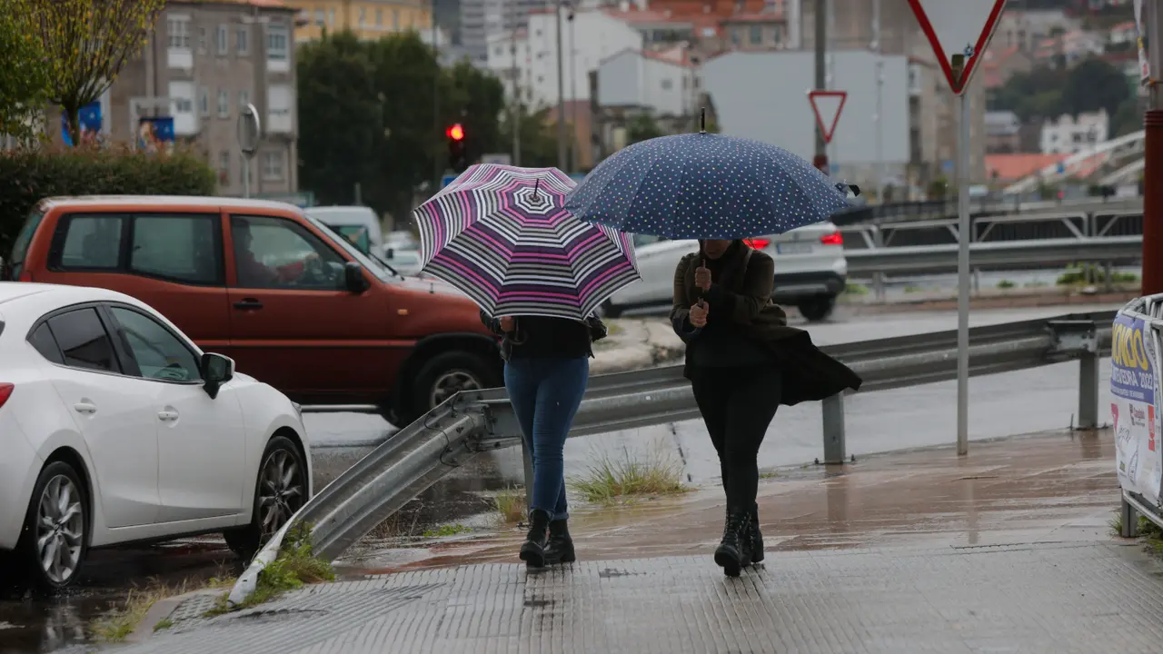 Dos personas con paraguas en Pontevedra. GONZALO GARCÍA