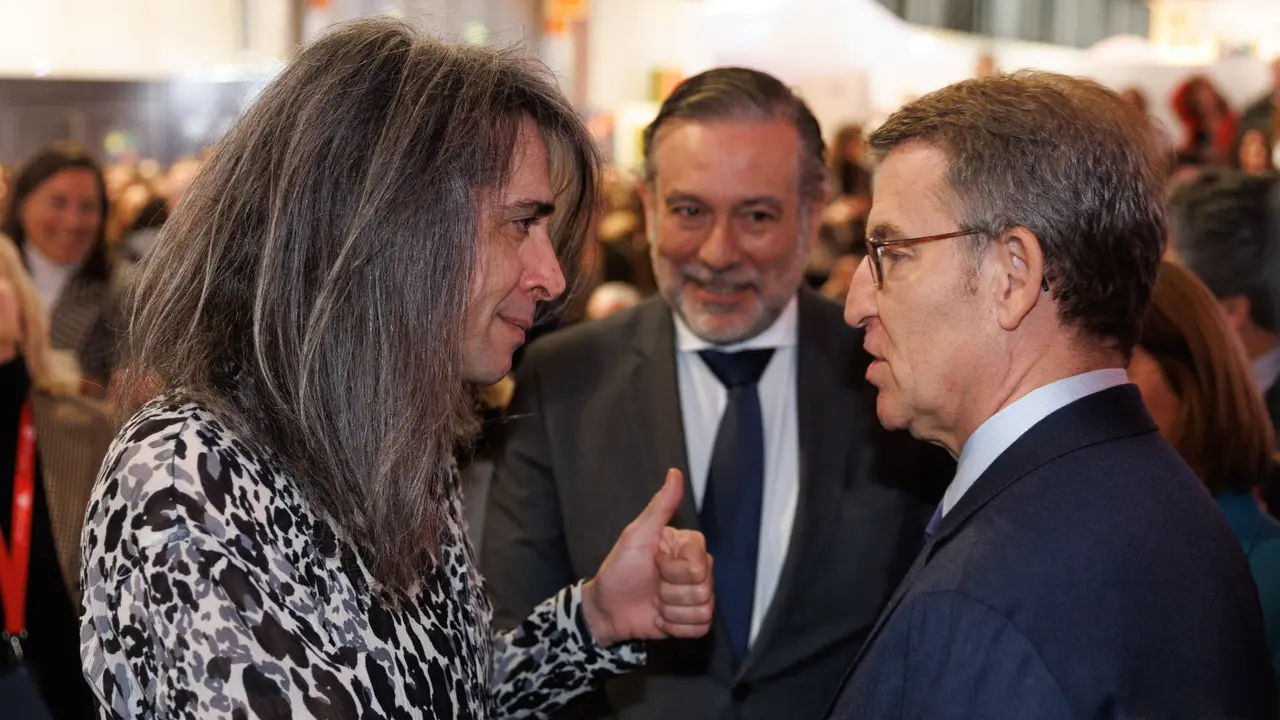 El cantante Mario Vaquerizo charla con el presidente del PP, Alberto Núñez Feijóo, en Fitur. EDUARDO PARRO EP