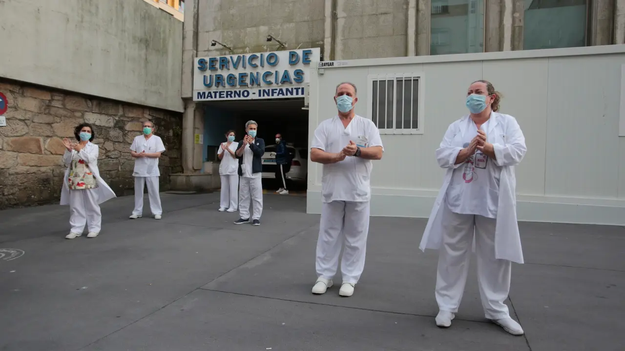Sanitarios del Servicios de Urxencias del Provincial devolviendo los aplausos en abril de 2020. GONZALO GARCÍA