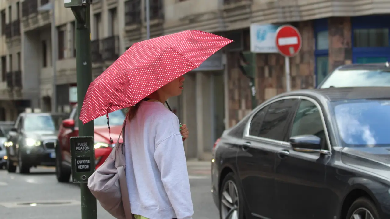 Una joven con paraguas en Pontevedra. DP