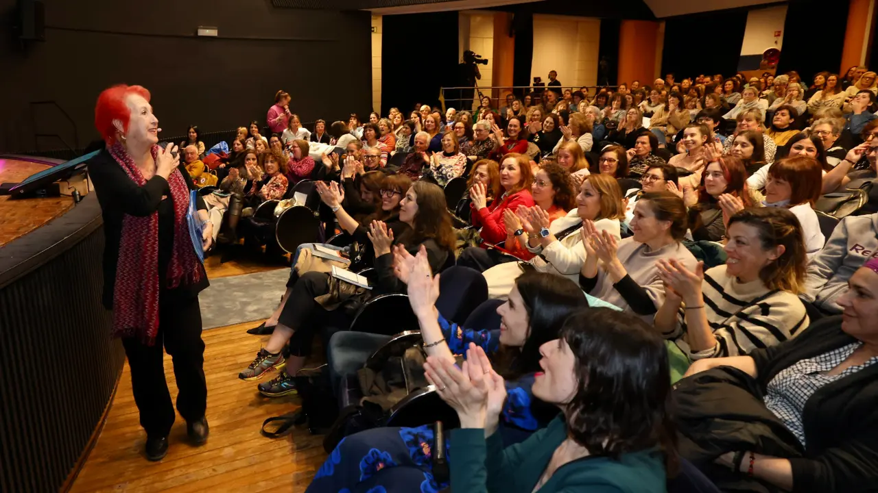Rosa María Calaf agradece el emotivo aplauso que le dedicó un Teatro Principal abarrotado en la jornada de clausura. RAFA FARIÑA