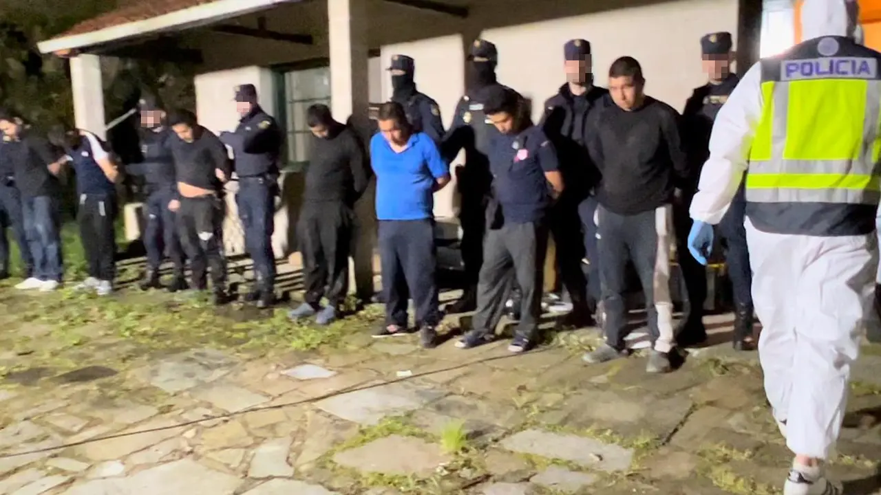 Imagen de los detenidos a las puertas del narcolaboratorio de Cotobade. NARCODIARIO