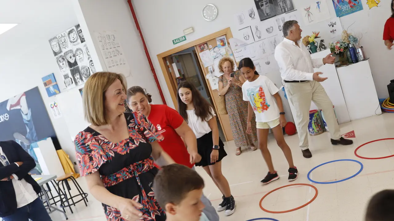 (elenarivosanx (13).JPG) AGN SANXENXO Pontevedra 11 00 h A conselleira de Promocion do Emprego e Igualdade Elena Rivo visitara un obradoiro de veran apoiado pola Xunta para favorecer a conciliacion No Auditorio Emilia Pardo Bazan rua Miraflores 3 Habera declaraci16684