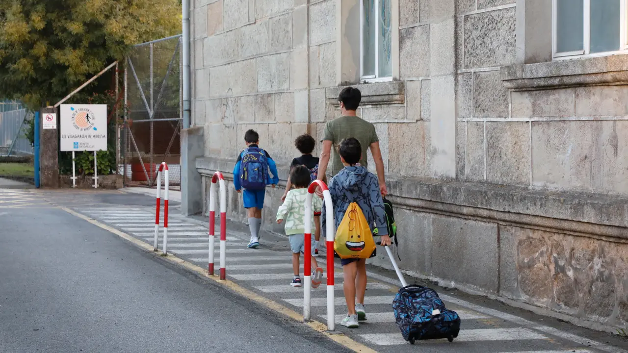 Vuelta al cole de niños y alumnos en el CEIP Anexo A Lomba de Vilagarcía. JOSÉ LUIZ OUBIÑA