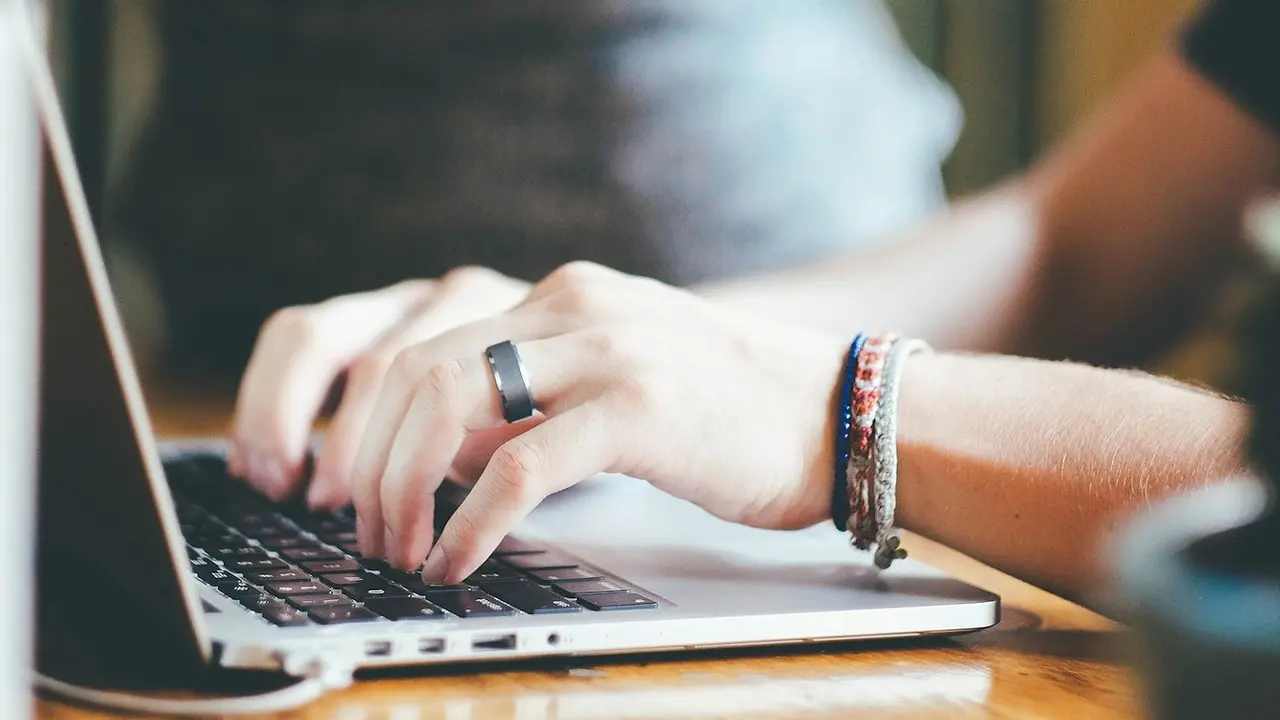 Una persona, trabaja en su ordenador.PIXABAY (janeb13)