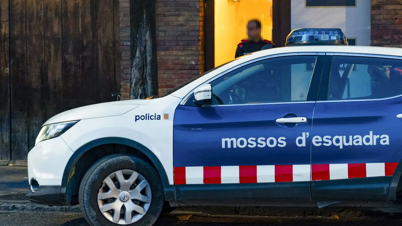 Los mossos, en el lugar donde se produjo el suceso. SIU WU (Efe)