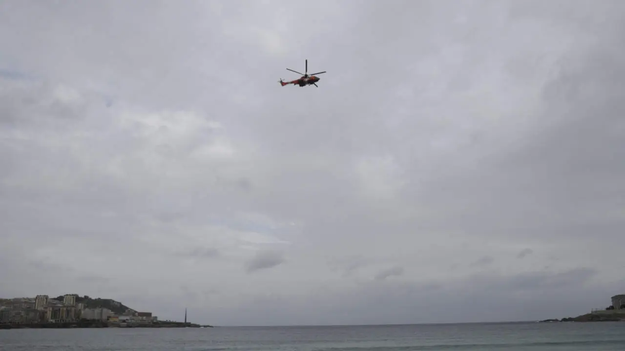 El helicóptero Helimer Galicia sobrevolando una playa de A Coruña, en una imagen de archivo. CABALAR (EFE)
