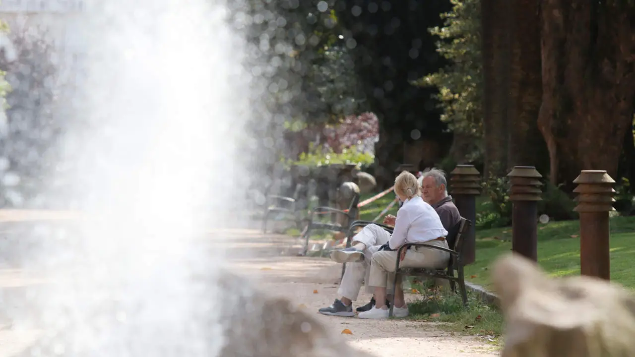 Dos personas descansan en un banco durante un día de buen tiempo en Pontevedra. ANXO LORENZO