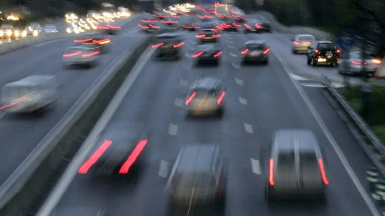 Tráfico de entrada a una gran urbe. JUANJO MARTÍN