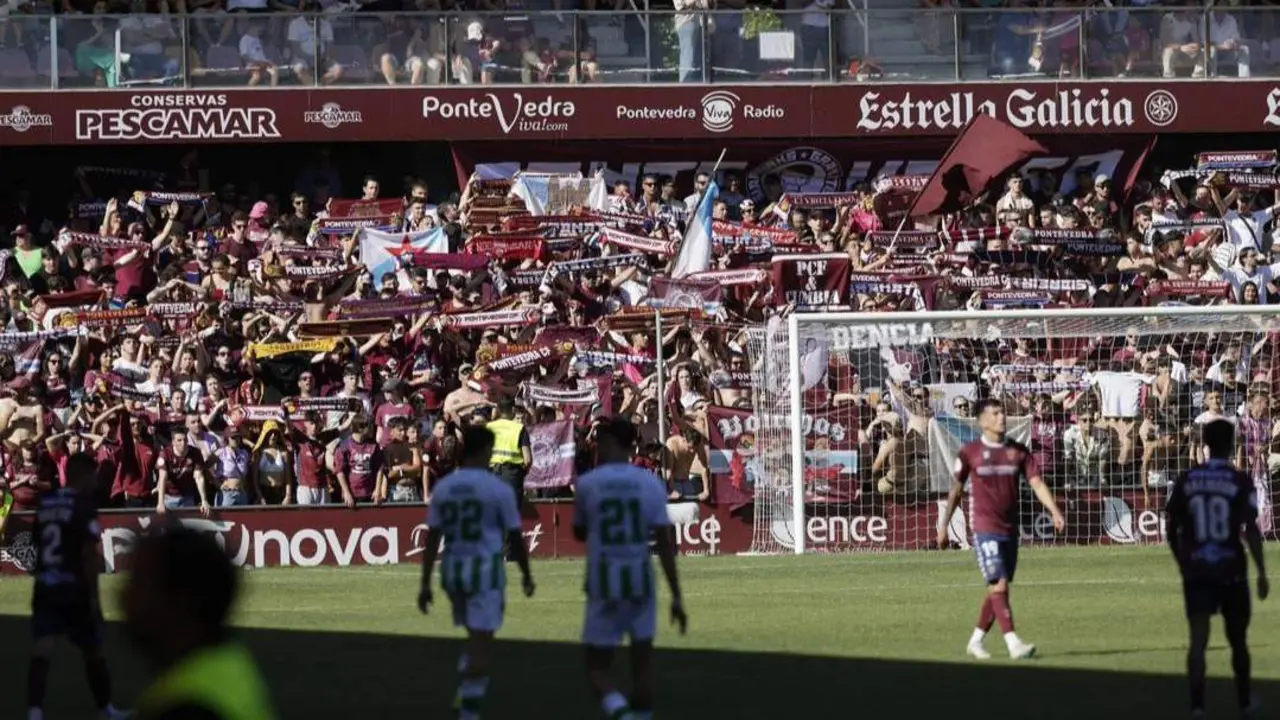 La afición de Pasarón, volcada con el Pontevedra. GONZALO GARCÍA