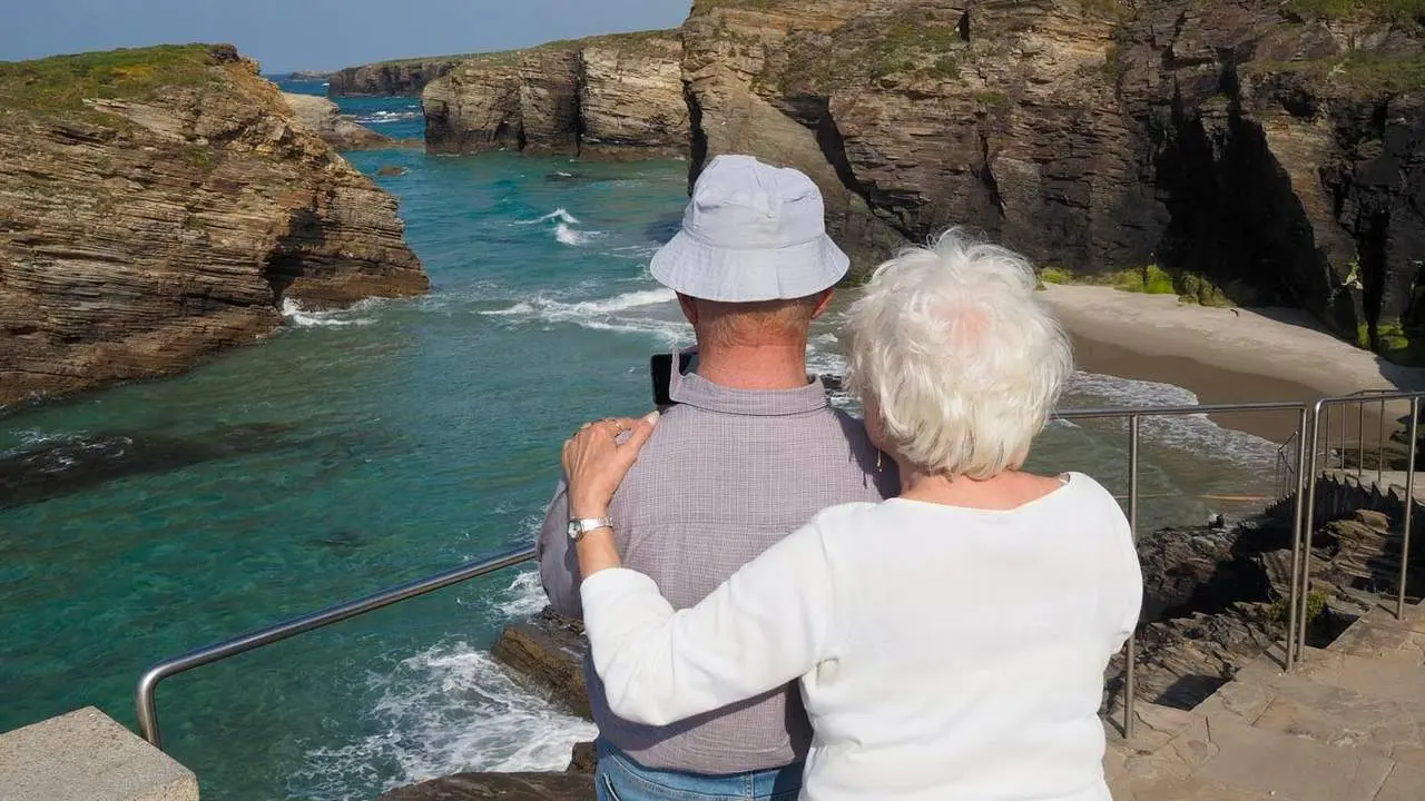 Una pareja contempla la playa de Augasantas, en Ribadeo. EFE/ELISEO TRIGO