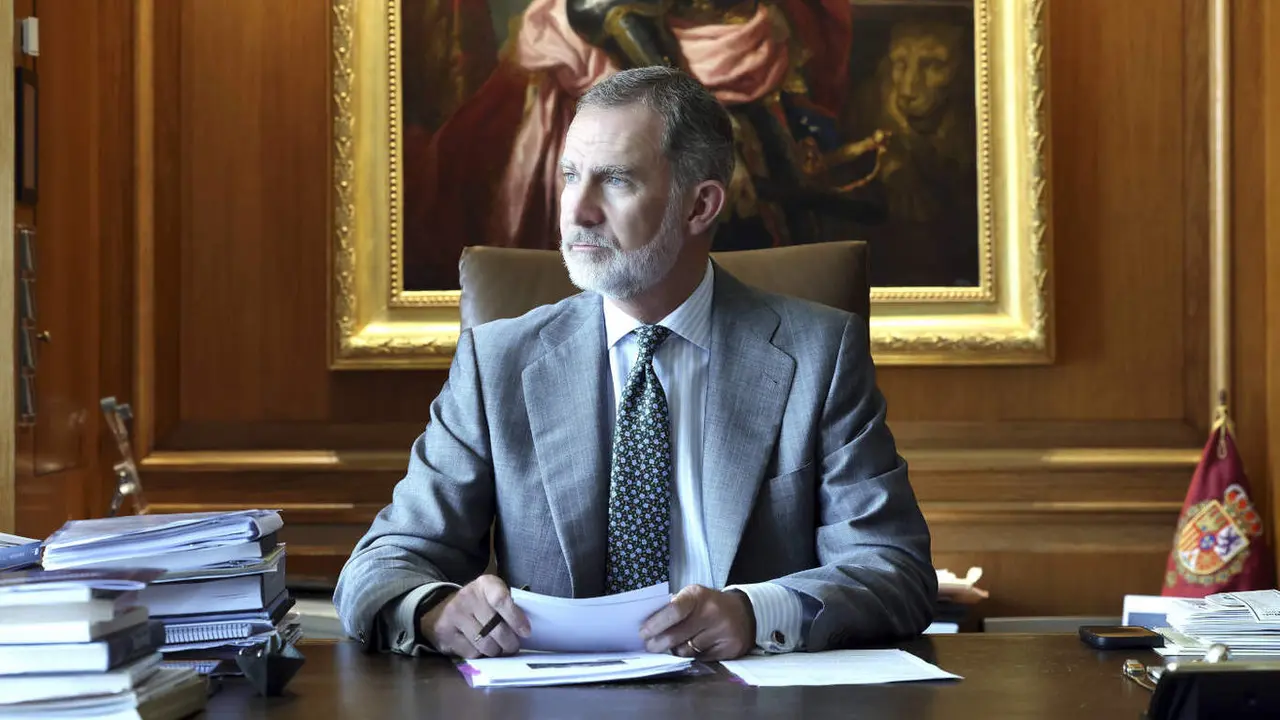 El rey Felipe VI, en su despacho en imágenes difundidas por el décimo aniversario de su reinado. CASA REAL