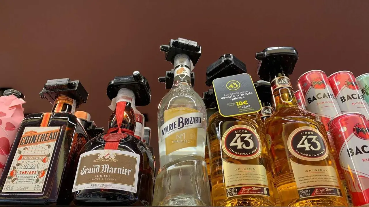 Botellas de alcohol protegidas con una alarma. VICTORIA RODRÍGUEZ