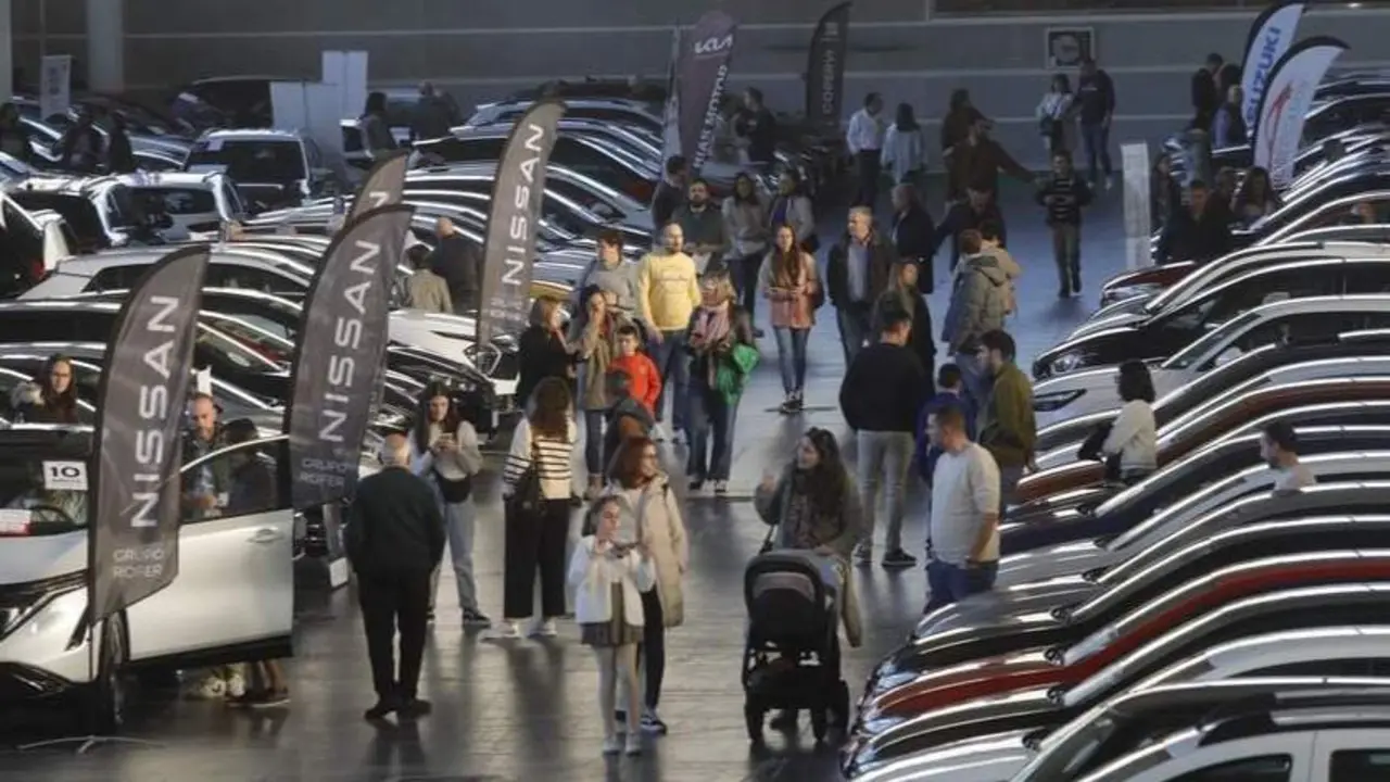 Gente paseando por el salón Móvete. DAVID FREIRE