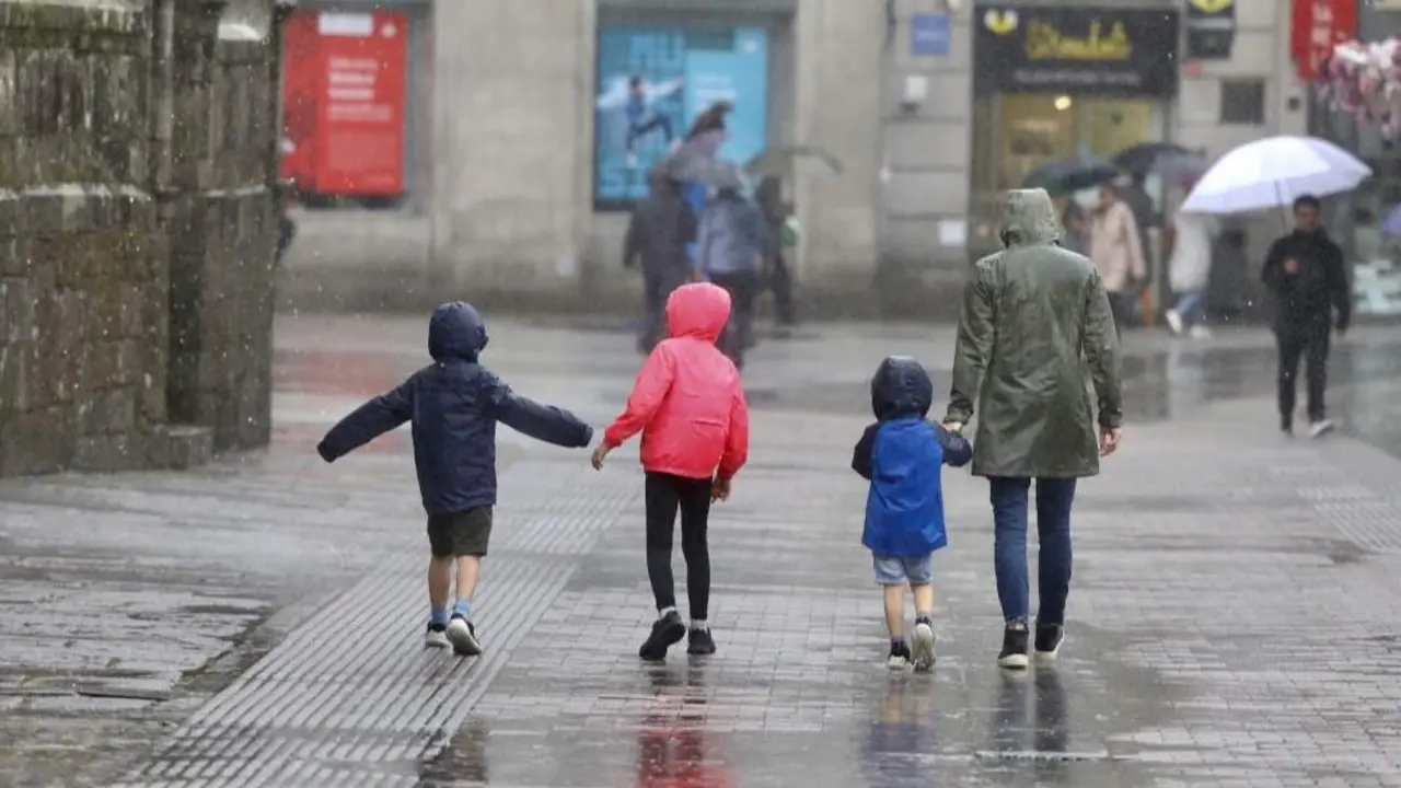 Un adulto y tres niños en Pontevedra. DP