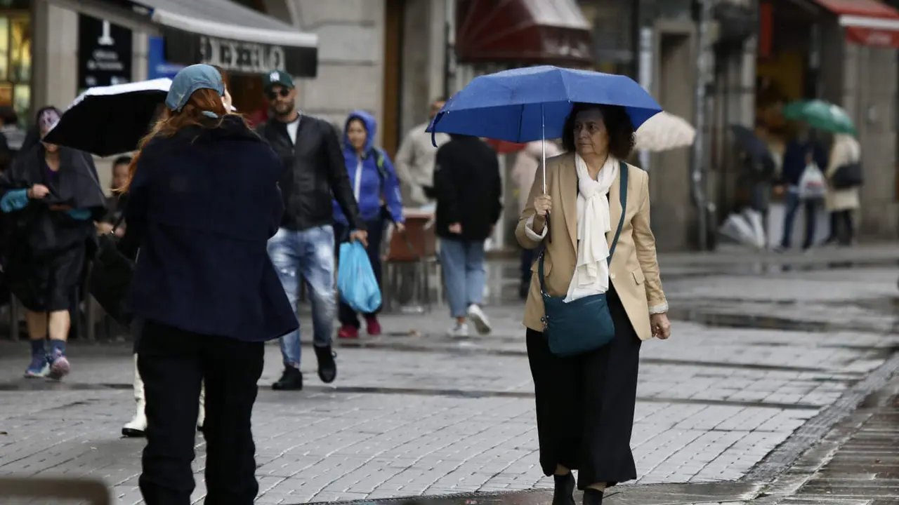 Personas con paraguas en Pontevedra. JAVIER CERVERA-MERCADILLO
