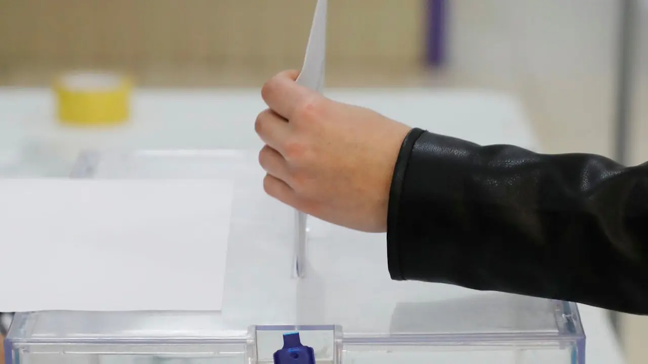 Un ciudadano deposita un voto en una urna. ADP