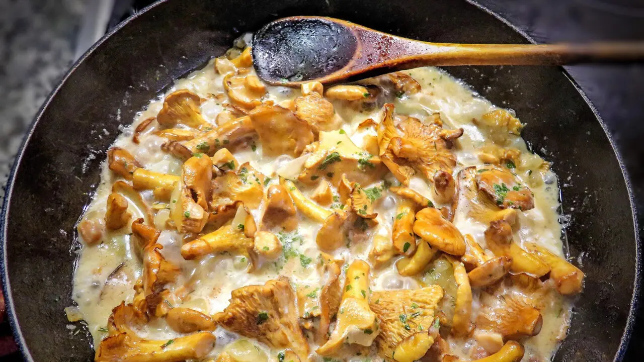 Un revuelto de setas casi listo para comer.