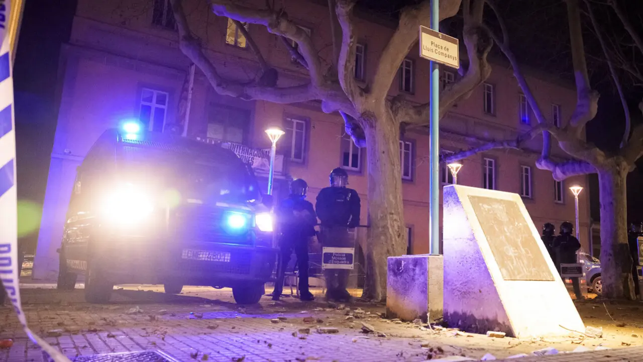 Segunda noche de disturbios y ataques a los Mossos d’Esquadra tras el desalojo de un imán que había okupado una vivienda en Salt. EFE