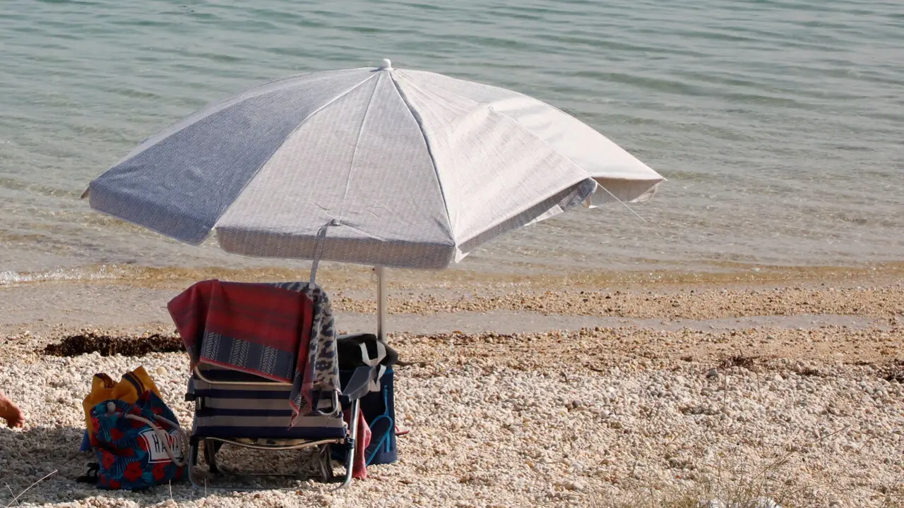 Una sombrilla en una playa pontevedresa. JOSÉ LUIZ OUBIÑA (ADP)