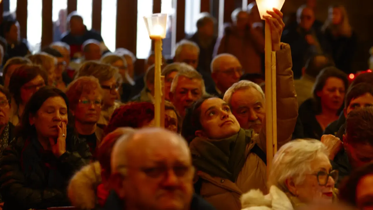 Fieles de San Benitiño en el Monasterio de Lérez. GONZALO GARCÍA