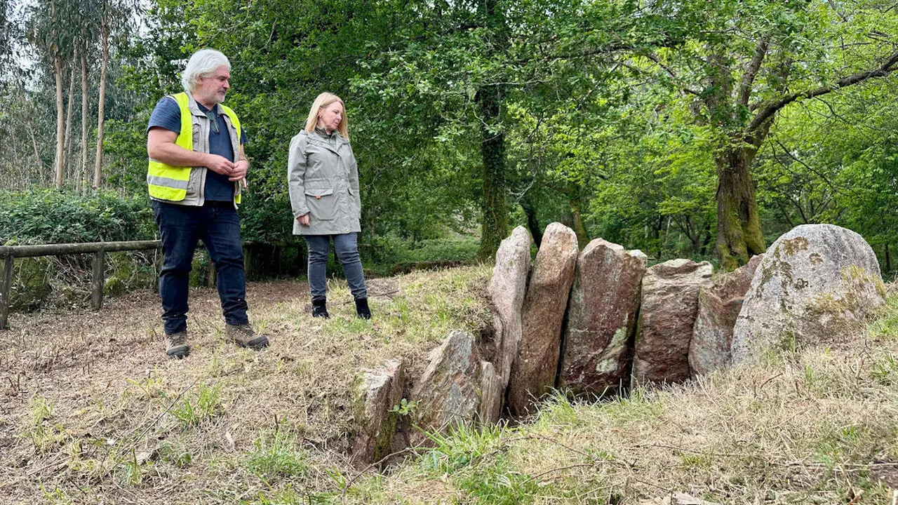 La concejala de Patrimonio, Beatriz Rodríguez, inspecciona la 'Ruta das Mámoas'. DPjpg