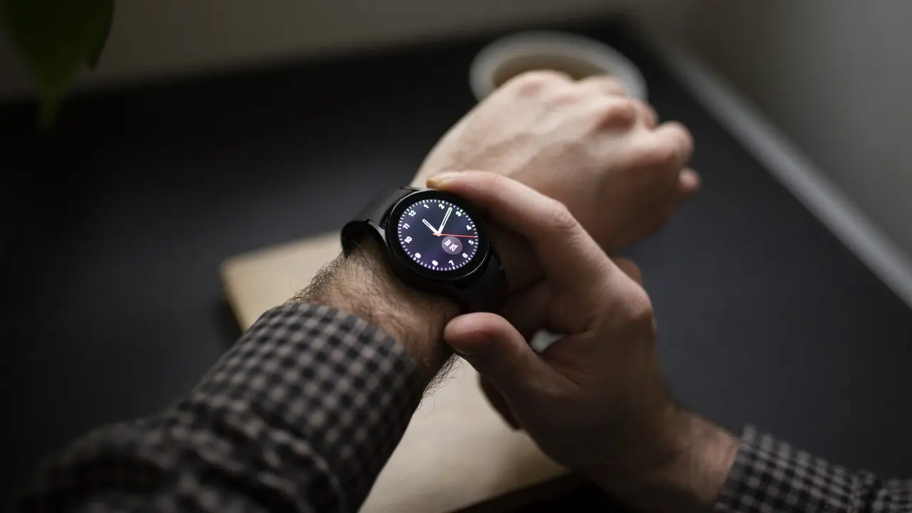 Un hombre consultando su reloj de pulsera. FREEPIK