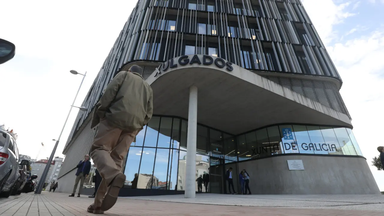 Exteriores del nuevo edificio judicial de A Parda. DAVID FREIRE (ADP)