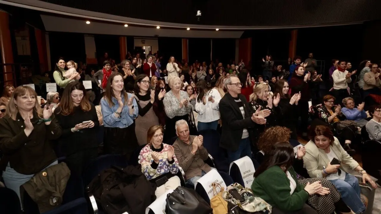 Público aplaudindo na edición 2025 de 'As mulleres que opinan son perigosas', en Pontevedra. RAFA FARIÑA